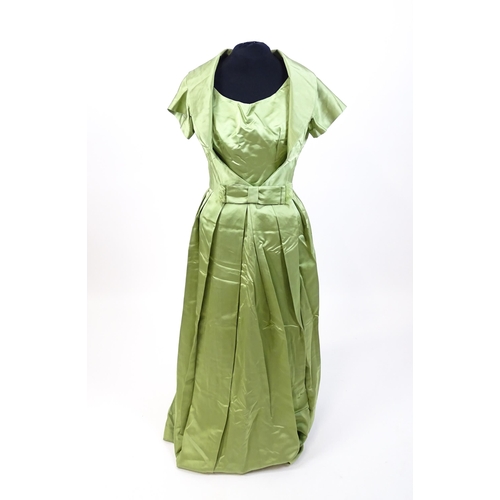 1317 - Vintage fashion / clothing: Quantity of c1940's / 50's  bespoke / handmade clothing to include: A gr... 