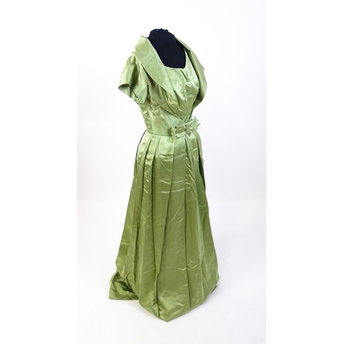 1317 - Vintage fashion / clothing: Quantity of c1940's / 50's  bespoke / handmade clothing to include: A gr... 