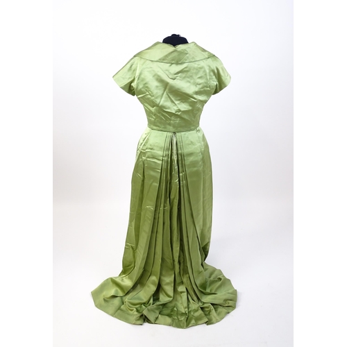 1317 - Vintage fashion / clothing: Quantity of c1940's / 50's  bespoke / handmade clothing to include: A gr... 