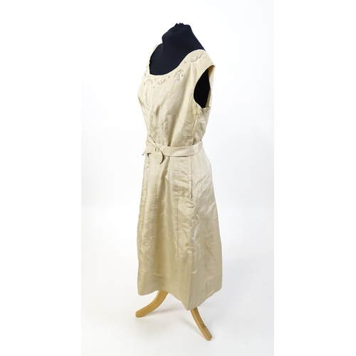 1317 - Vintage fashion / clothing: Quantity of c1940's / 50's  bespoke / handmade clothing to include: A gr... 