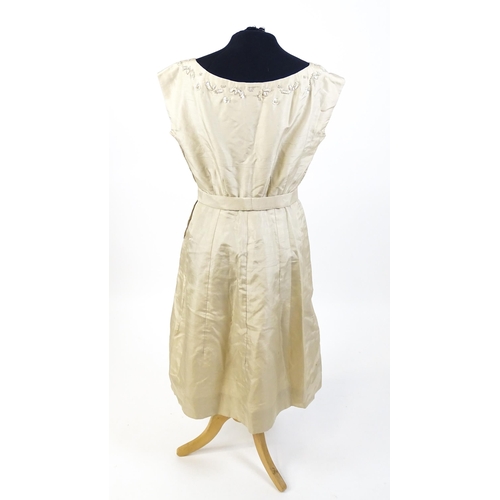 1317 - Vintage fashion / clothing: Quantity of c1940's / 50's  bespoke / handmade clothing to include: A gr... 