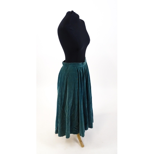 1317 - Vintage fashion / clothing: Quantity of c1940's / 50's  bespoke / handmade clothing to include: A gr... 