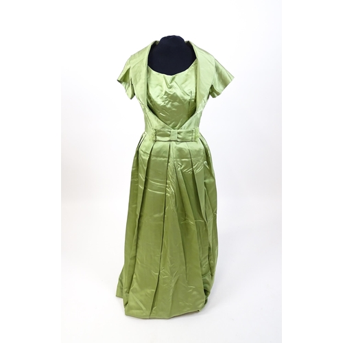 1317 - Vintage fashion / clothing: Quantity of c1940's / 50's  bespoke / handmade clothing to include: A gr... 