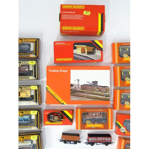 851 - Toys - Model Train / Railway Interest : A quantity of 00 gauge Hornby scale model locomotives / carr... 