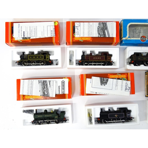 851 - Toys - Model Train / Railway Interest : A quantity of 00 gauge Hornby scale model locomotives / carr... 