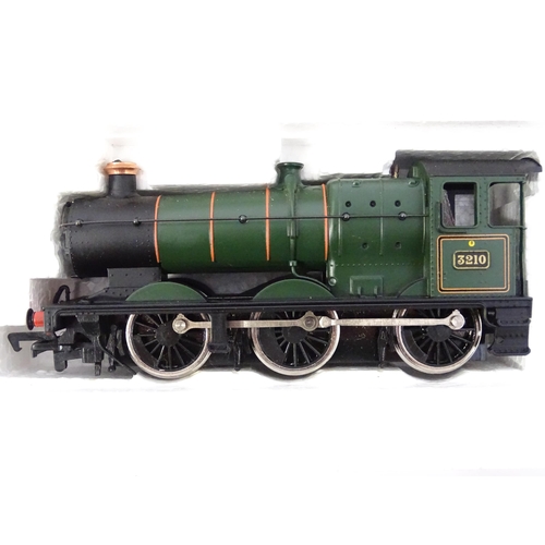 851 - Toys - Model Train / Railway Interest : A quantity of 00 gauge Hornby scale model locomotives / carr... 