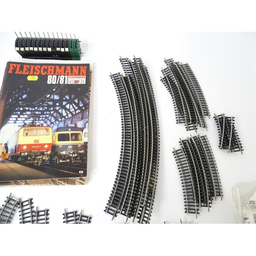 851 - Toys - Model Train / Railway Interest : A quantity of 00 gauge Hornby scale model locomotives / carr... 