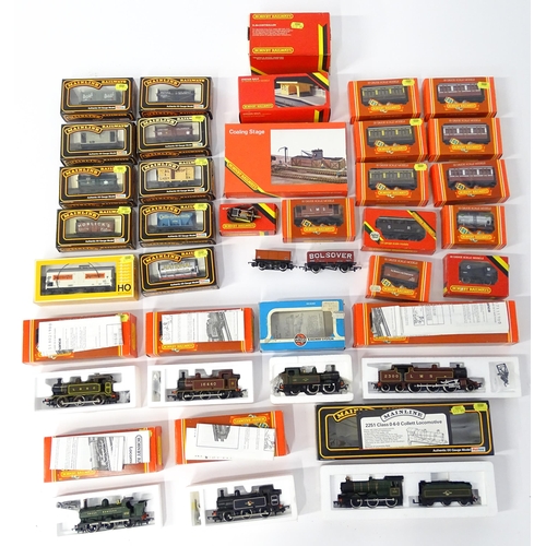 851 - Toys - Model Train / Railway Interest : A quantity of 00 gauge Hornby scale model locomotives / carr... 