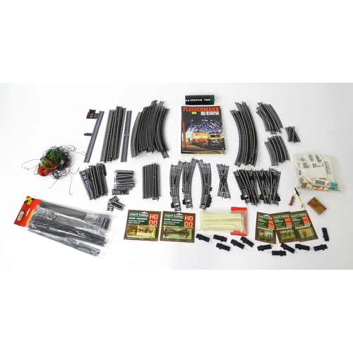 851 - Toys - Model Train / Railway Interest : A quantity of 00 gauge Hornby scale model locomotives / carr... 