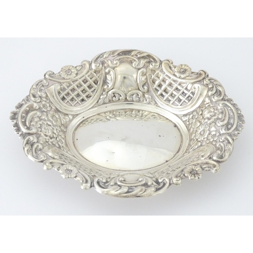 422 - A silver bon bon dish with embossed decoration, hallmarked London 1957, maker Taite & Sons. Approx. ... 