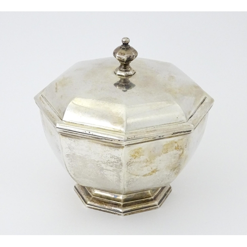 426 - A silver pot and cover of octagonal form hallmarked London 1978, maker Asprey & Co. Approx. 4 1/2