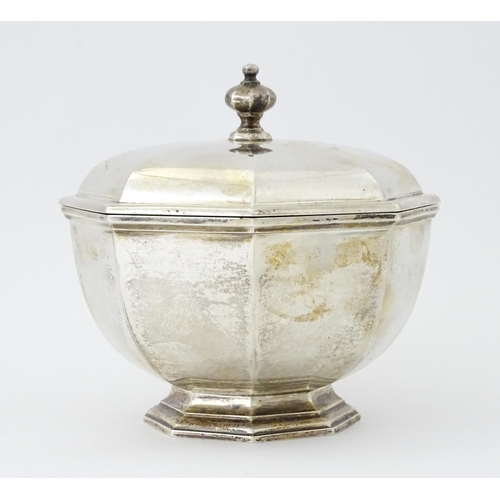 426 - A silver pot and cover of octagonal form hallmarked London 1978, maker Asprey & Co. Approx. 4 1/2