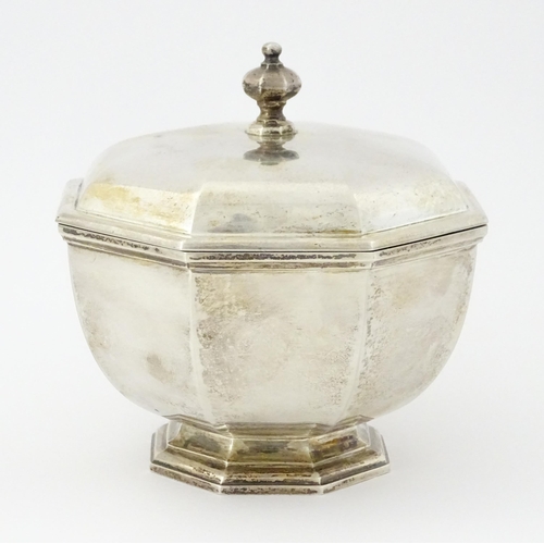 426 - A silver pot and cover of octagonal form hallmarked London 1978, maker Asprey & Co. Approx. 4 1/2