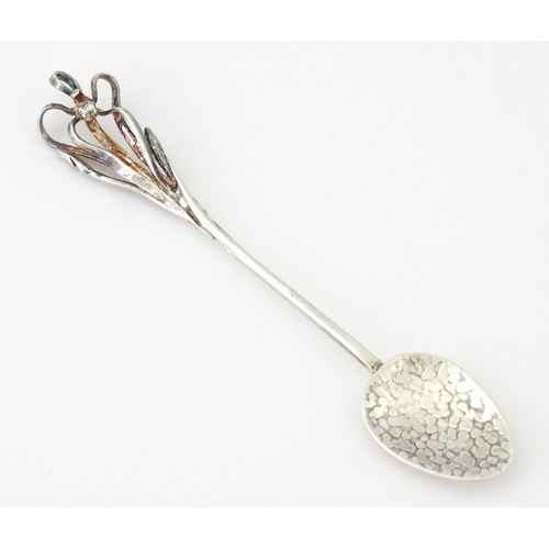 428 - An Australian .925 silver teaspoon the handle surmounted by a spider orchid, maker Harris & Sons of ... 