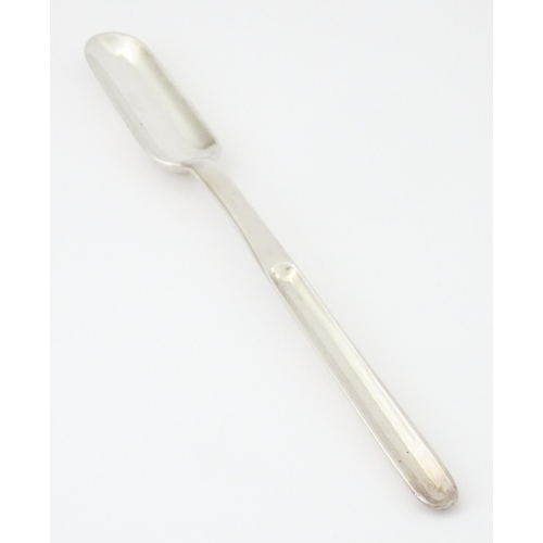 430 - A George II silver marrow scoop, hallmarked London 1735, maker Harvey Price. Approx. 8 1/2