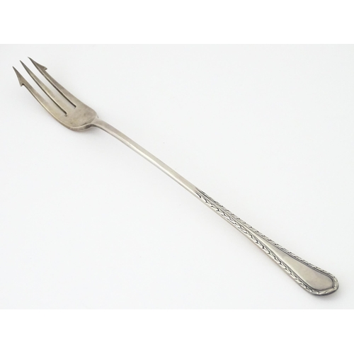 431 - A silver pickle fork, hallmarked Sheffield 1921, maker Cooper Brothers & Sons Ltd. Approx. 7 1/2