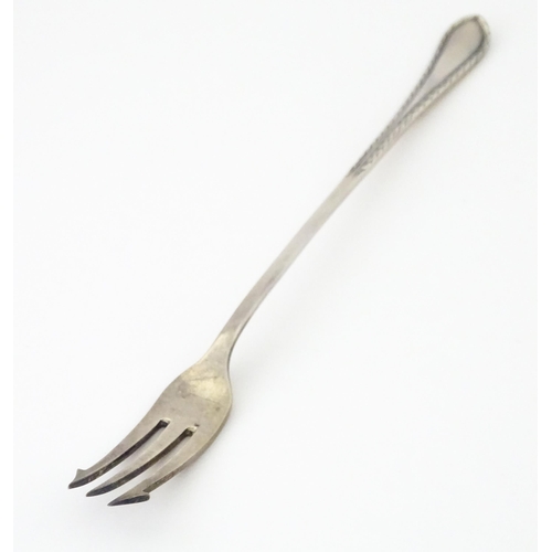 431 - A silver pickle fork, hallmarked Sheffield 1921, maker Cooper Brothers & Sons Ltd. Approx. 7 1/2