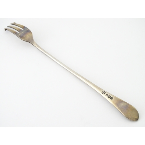 431 - A silver pickle fork, hallmarked Sheffield 1921, maker Cooper Brothers & Sons Ltd. Approx. 7 1/2