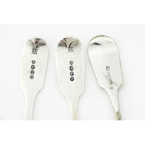 435 - Assorted silver items comprising a pair of Victorian Fiddle pattern salt spoons hallmarked London 18... 