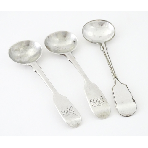 435 - Assorted silver items comprising a pair of Victorian Fiddle pattern salt spoons hallmarked London 18... 