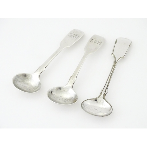 435 - Assorted silver items comprising a pair of Victorian Fiddle pattern salt spoons hallmarked London 18... 