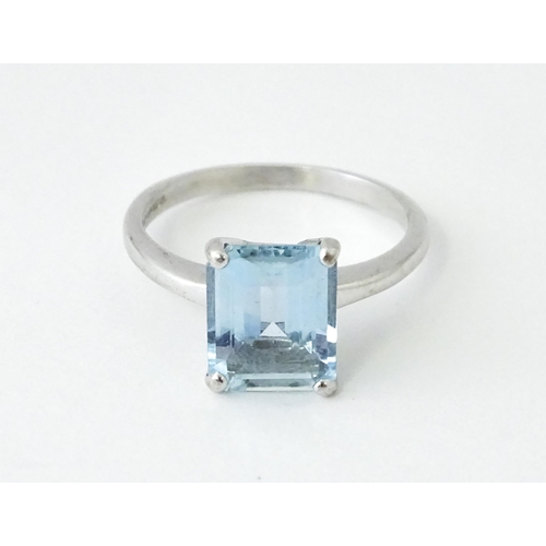 630 - An 18ct white gold ring set with aquamarine. Ring size approx. M