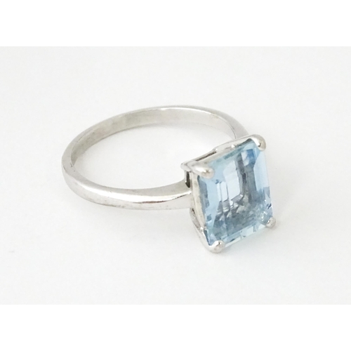 630 - An 18ct white gold ring set with aquamarine. Ring size approx. M