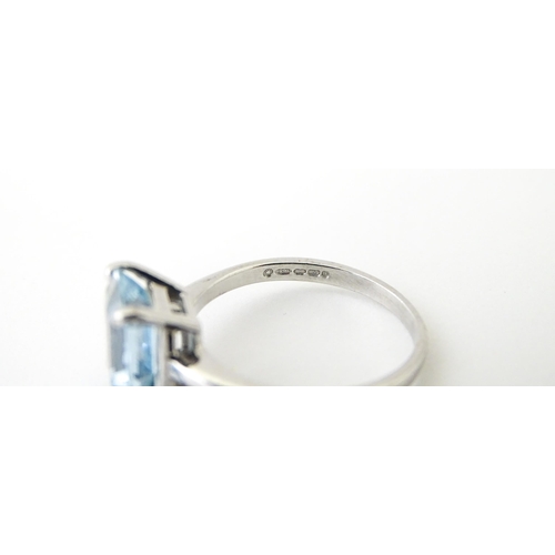 630 - An 18ct white gold ring set with aquamarine. Ring size approx. M