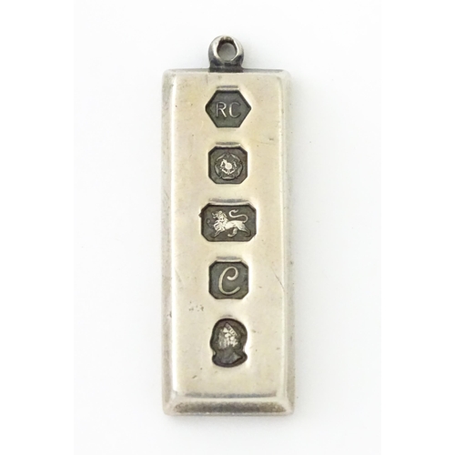 643 - A silver ingot hallmarked Sheffield 1977 with Jubilee mark, maker Carrs of Sheffield. Approx. 1 3/4