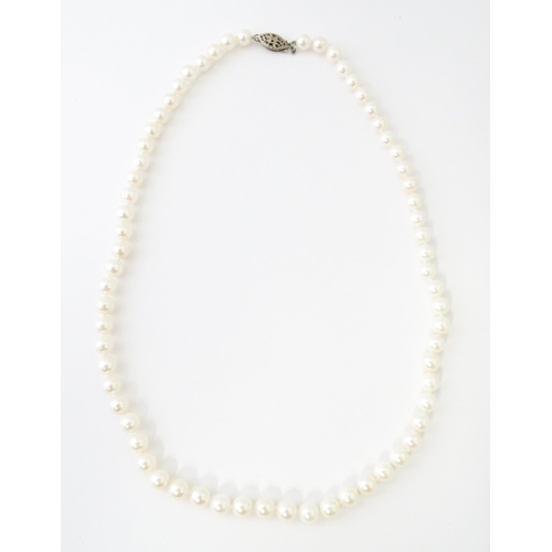 658 - A pearl necklace with .925 silver clasp. Approx. 18