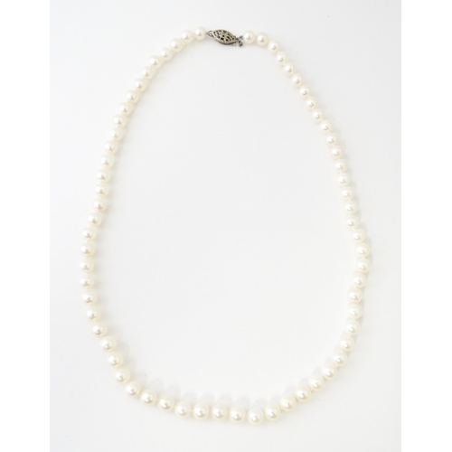 658 - A pearl necklace with .925 silver clasp. Approx. 18