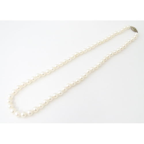 658 - A pearl necklace with .925 silver clasp. Approx. 18