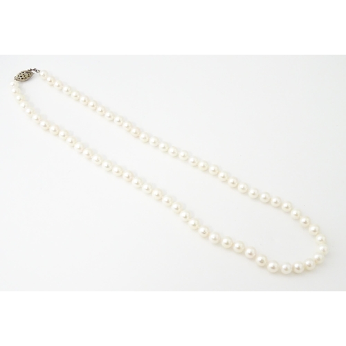 658 - A pearl necklace with .925 silver clasp. Approx. 18