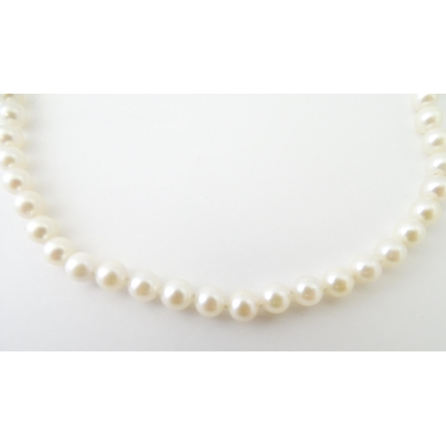 658 - A pearl necklace with .925 silver clasp. Approx. 18