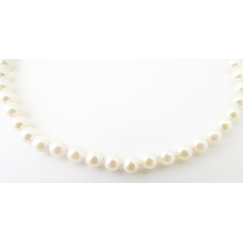 658 - A pearl necklace with .925 silver clasp. Approx. 18