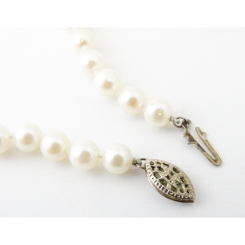 658 - A pearl necklace with .925 silver clasp. Approx. 18