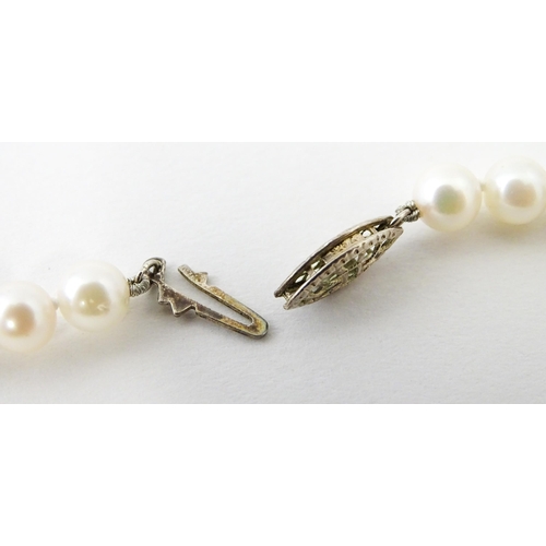 658 - A pearl necklace with .925 silver clasp. Approx. 18