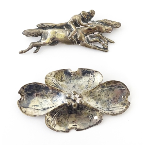 661 - A silver brooch modelled as a pair of race horses with jockeys. Together with a vintage sterling sil... 