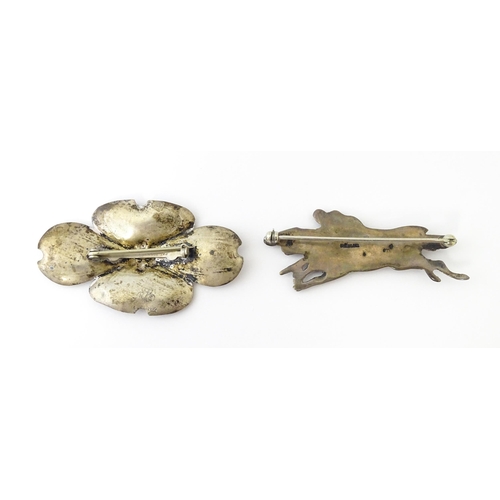 661 - A silver brooch modelled as a pair of race horses with jockeys. Together with a vintage sterling sil... 