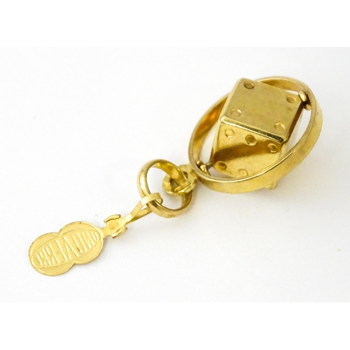 666 - An Italian 18ct gold pendant fob / charm with dice to centre, by Uno Aerre. Approx. 1