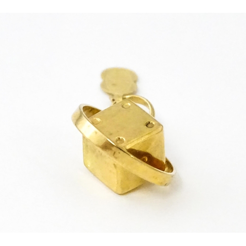 666 - An Italian 18ct gold pendant fob / charm with dice to centre, by Uno Aerre. Approx. 1