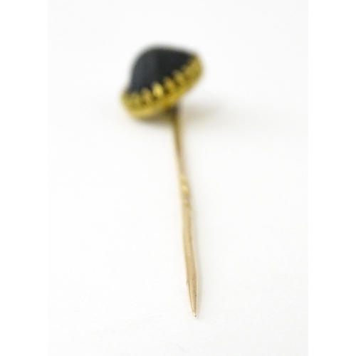 667 - Egyptian Revival Jewellery: A yellow metal stick pin set with scarab beetle. Approx. 2 1/2