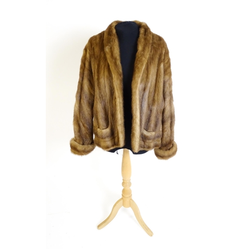 1292 - Vintage fashion / clothing: A short length vintage fur coat. Chest approx. 38