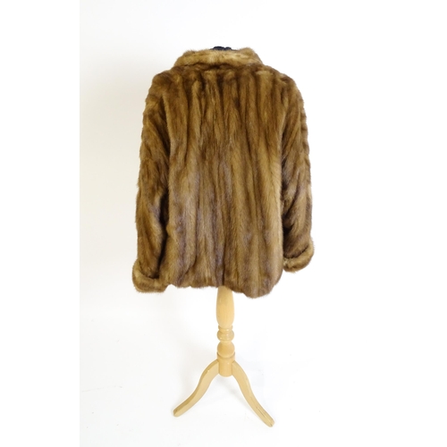 1292 - Vintage fashion / clothing: A short length vintage fur coat. Chest approx. 38