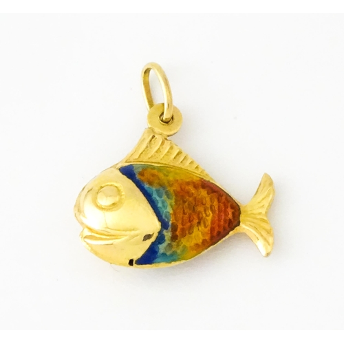 679 - An 18ct gold pendant / charm formed as a fish with enamel detail. Approx. 3/4