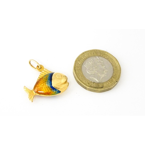 679 - An 18ct gold pendant / charm formed as a fish with enamel detail. Approx. 3/4