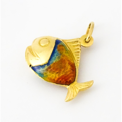 679 - An 18ct gold pendant / charm formed as a fish with enamel detail. Approx. 3/4