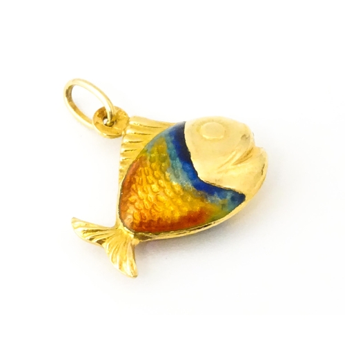 679 - An 18ct gold pendant / charm formed as a fish with enamel detail. Approx. 3/4