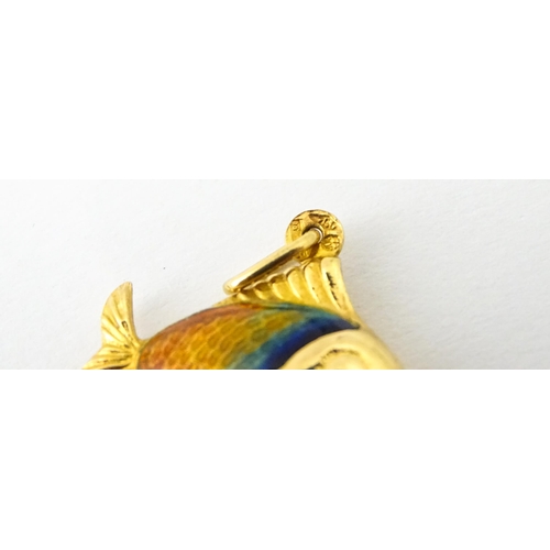 679 - An 18ct gold pendant / charm formed as a fish with enamel detail. Approx. 3/4