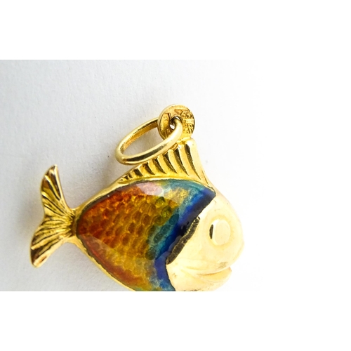 679 - An 18ct gold pendant / charm formed as a fish with enamel detail. Approx. 3/4